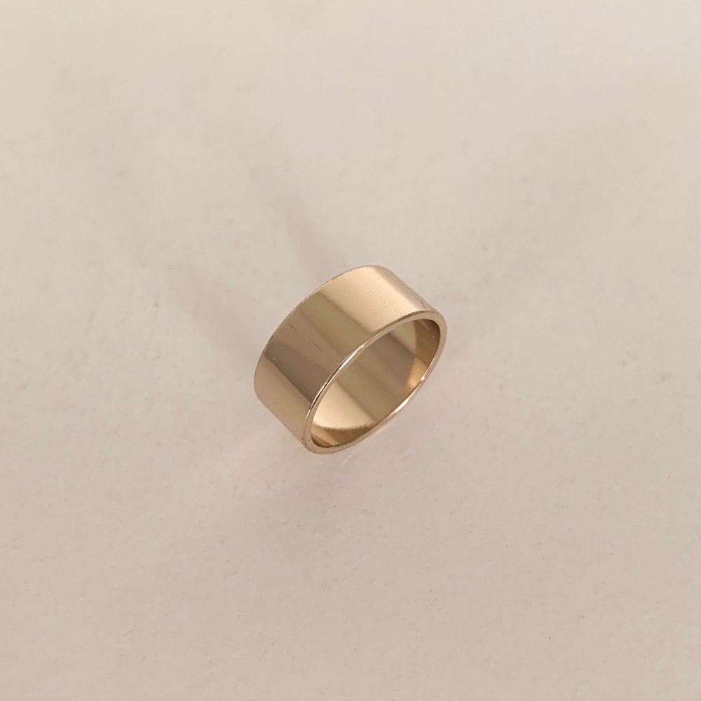 Hold Thick gold band ring comes in a pouch